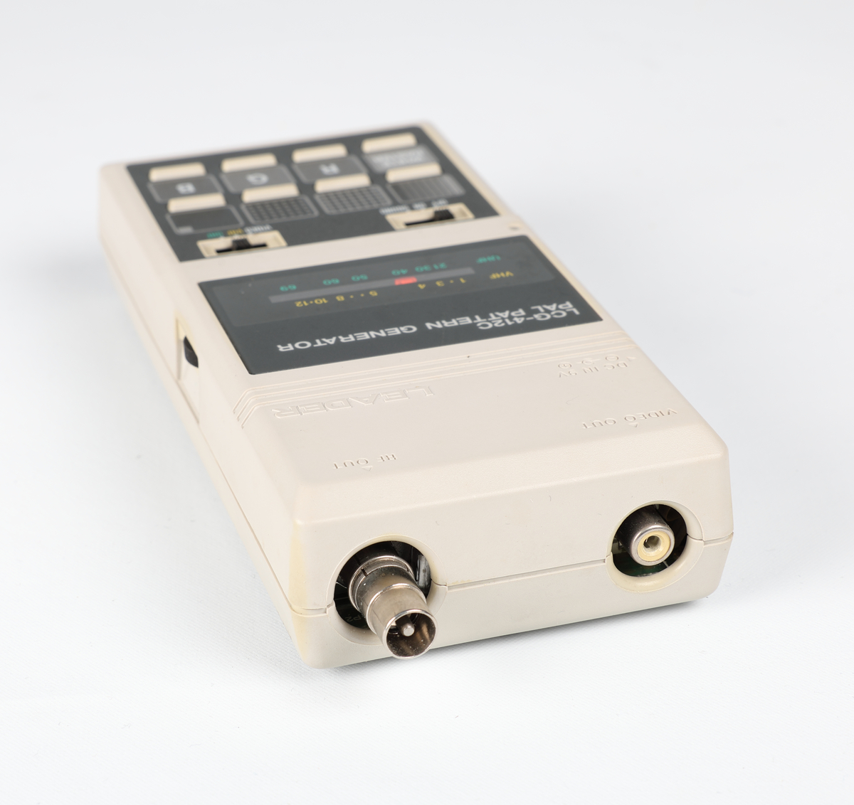 Philips PM 5515-TN colour tv pattern generator. 
Test og måleinstrument som brukes til å generere testmønstre og og signaler for farge- tv
kalibrering av tv apparater og testing av videoutstyr for å sikre best mulig signal.

Tillegsutstyr : 1.  Pal pattern generator leader LCG-412C. NRFM.00185.001  
                               brukes til kamerainnstillinger / justering / kalibrering   
                        
                          2. Panasonic auto set up kit. NRFM.00185.002

                          3. Wattmeter. NRFM.00185.003
