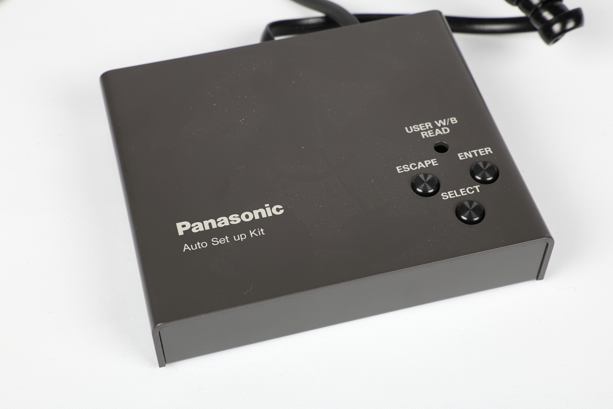 Philips PM 5515-TN colour tv pattern generator. 
Test og måleinstrument som brukes til å generere testmønstre og og signaler for farge- tv
kalibrering av tv apparater og testing av videoutstyr for å sikre best mulig signal.

Tillegsutstyr : 1.  Pal pattern generator leader LCG-412C. NRFM.00185.001  
                               brukes til kamerainnstillinger / justering / kalibrering   
                        
                          2. Panasonic auto set up kit. NRFM.00185.002

                          3. Wattmeter. NRFM.00185.003
