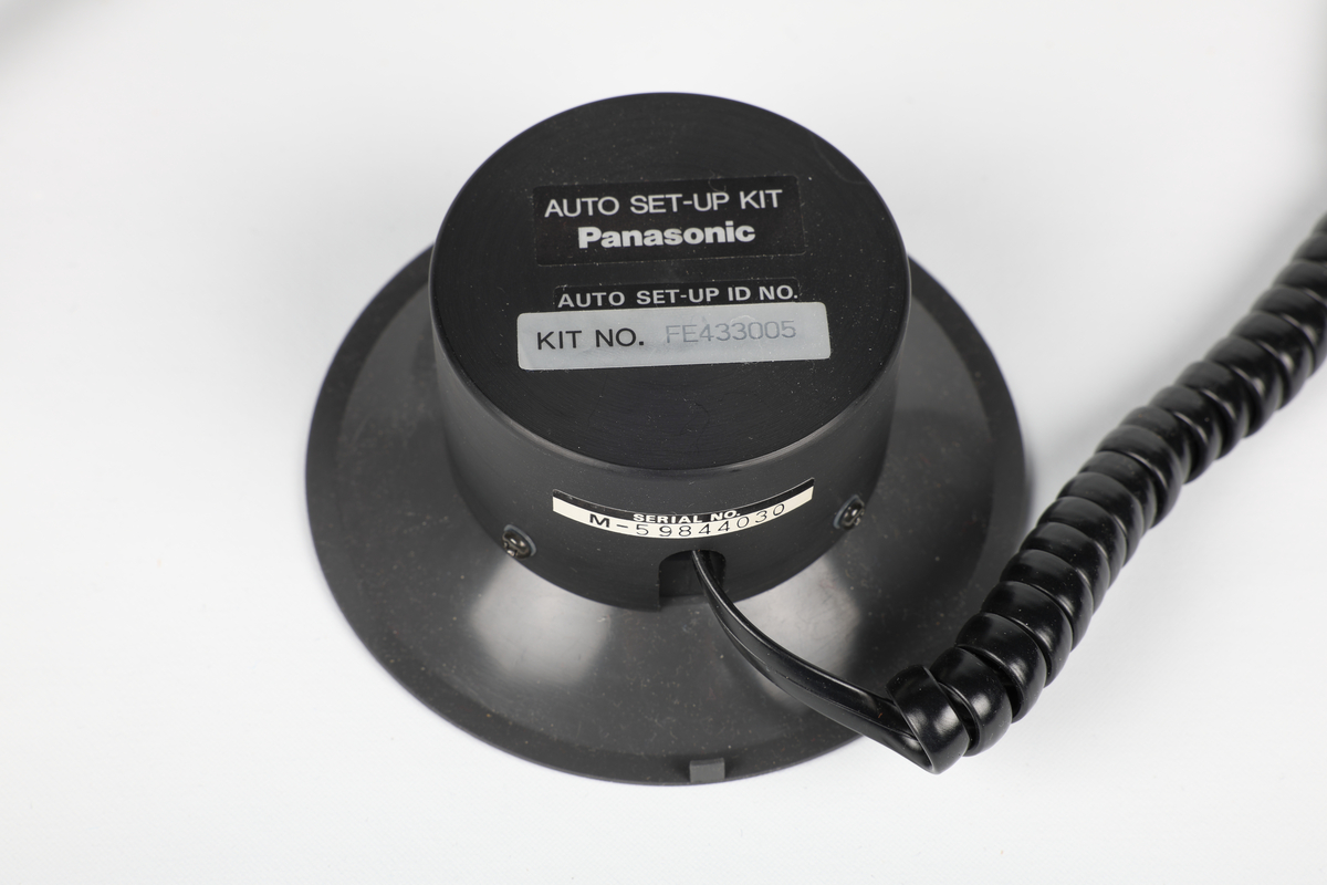 Philips PM 5515-TN colour tv pattern generator. 
Test og måleinstrument som brukes til å generere testmønstre og og signaler for farge- tv
kalibrering av tv apparater og testing av videoutstyr for å sikre best mulig signal.

Tillegsutstyr : 1.  Pal pattern generator leader LCG-412C. NRFM.00185.001  
                               brukes til kamerainnstillinger / justering / kalibrering   
                        
                          2. Panasonic auto set up kit. NRFM.00185.002

                          3. Wattmeter. NRFM.00185.003
