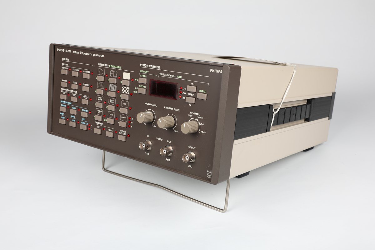 Philips PM 5515-TN colour tv pattern generator. 
Test og måleinstrument som brukes til å generere testmønstre og og signaler for farge- tv
kalibrering av tv apparater og testing av videoutstyr for å sikre best mulig signal.

Tillegsutstyr : 1.  Pal pattern generator leader LCG-412C. NRFM.00185.001  
                               brukes til kamerainnstillinger / justering / kalibrering   
                        
                          2. Panasonic auto set up kit. NRFM.00185.002

                          3. Wattmeter. NRFM.00185.003
