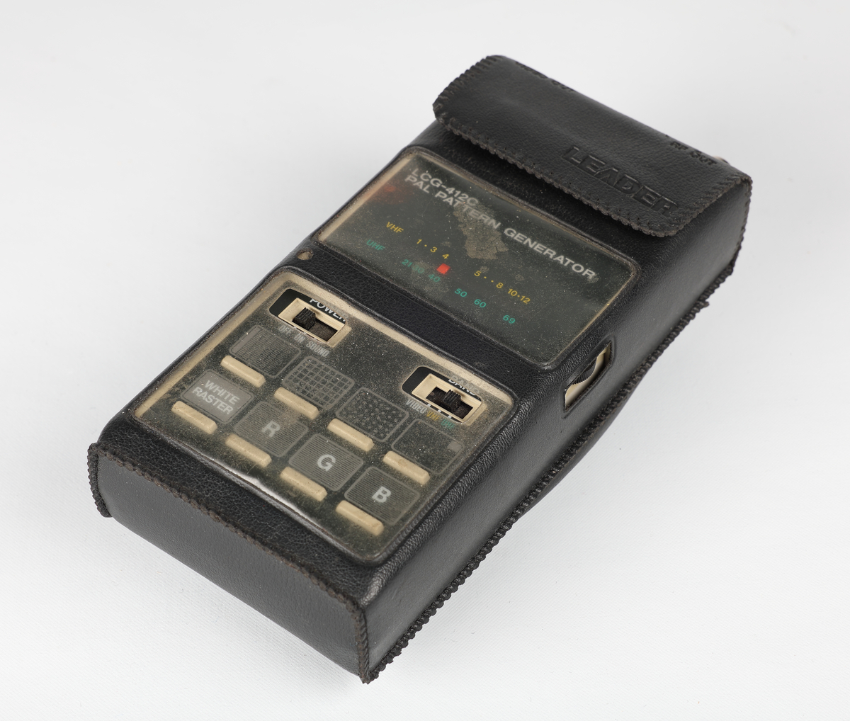 Philips PM 5515-TN colour tv pattern generator. 
Test og måleinstrument som brukes til å generere testmønstre og og signaler for farge- tv
kalibrering av tv apparater og testing av videoutstyr for å sikre best mulig signal.

Tillegsutstyr : 1.  Pal pattern generator leader LCG-412C. NRFM.00185.001  
                               brukes til kamerainnstillinger / justering / kalibrering   
                        
                          2. Panasonic auto set up kit. NRFM.00185.002

                          3. Wattmeter. NRFM.00185.003
