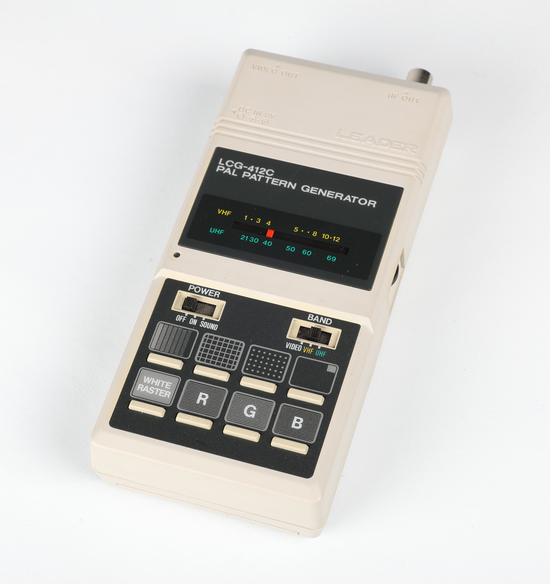 Philips PM 5515-TN colour tv pattern generator. 
Test og måleinstrument som brukes til å generere testmønstre og og signaler for farge- tv
kalibrering av tv apparater og testing av videoutstyr for å sikre best mulig signal.

Tillegsutstyr : 1.  Pal pattern generator leader LCG-412C. NRFM.00185.001  
                               brukes til kamerainnstillinger / justering / kalibrering   
                        
                          2. Panasonic auto set up kit. NRFM.00185.002

                          3. Wattmeter. NRFM.00185.003
