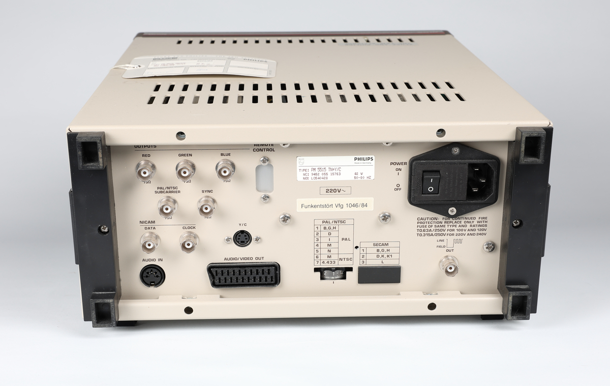 Philips PM 5515-TN colour tv pattern generator. 
Test og måleinstrument som brukes til å generere testmønstre og og signaler for farge- tv
kalibrering av tv apparater og testing av videoutstyr for å sikre best mulig signal.

Tillegsutstyr : 1.  Pal pattern generator leader LCG-412C. NRFM.00185.001  
                               brukes til kamerainnstillinger / justering / kalibrering   
                        
                          2. Panasonic auto set up kit. NRFM.00185.002

                          3. Wattmeter. NRFM.00185.003
