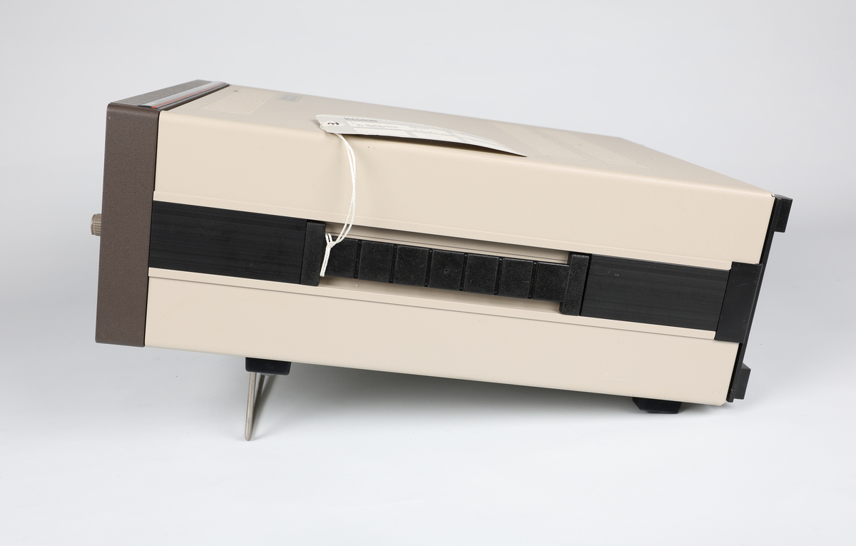 Philips PM 5515-TN colour tv pattern generator. 
Test og måleinstrument som brukes til å generere testmønstre og og signaler for farge- tv
kalibrering av tv apparater og testing av videoutstyr for å sikre best mulig signal.

Tillegsutstyr : 1.  Pal pattern generator leader LCG-412C. NRFM.00185.001  
                               brukes til kamerainnstillinger / justering / kalibrering   
                        
                          2. Panasonic auto set up kit. NRFM.00185.002

                          3. Wattmeter. NRFM.00185.003
