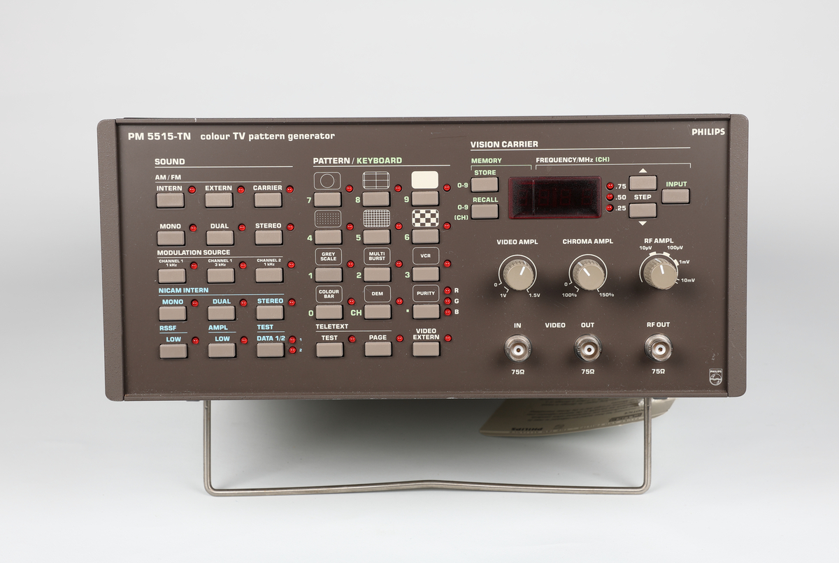 Philips PM 5515-TN colour tv pattern generator. 
Test og måleinstrument som brukes til å generere testmønstre og og signaler for farge- tv
kalibrering av tv apparater og testing av videoutstyr for å sikre best mulig signal.

Tillegsutstyr : 1.  Pal pattern generator leader LCG-412C. NRFM.00185.001  
                               brukes til kamerainnstillinger / justering / kalibrering   
                        
                          2. Panasonic auto set up kit. NRFM.00185.002

                          3. Wattmeter. NRFM.00185.003

