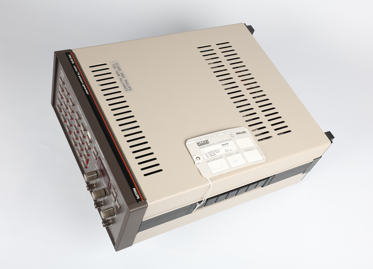 Philips PM 5515-TN colour tv pattern generator. 
Test og måleinstrument som brukes til å generere testmønstre og og signaler for farge- tv
kalibrering av tv apparater og testing av videoutstyr for å sikre best mulig signal.

Tillegsutstyr : 1.  Pal pattern generator leader LCG-412C. NRFM.00185.001  
                               brukes til kamerainnstillinger / justering / kalibrering   
                        
                          2. Panasonic auto set up kit. NRFM.00185.002

                          3. Wattmeter. NRFM.00185.003
