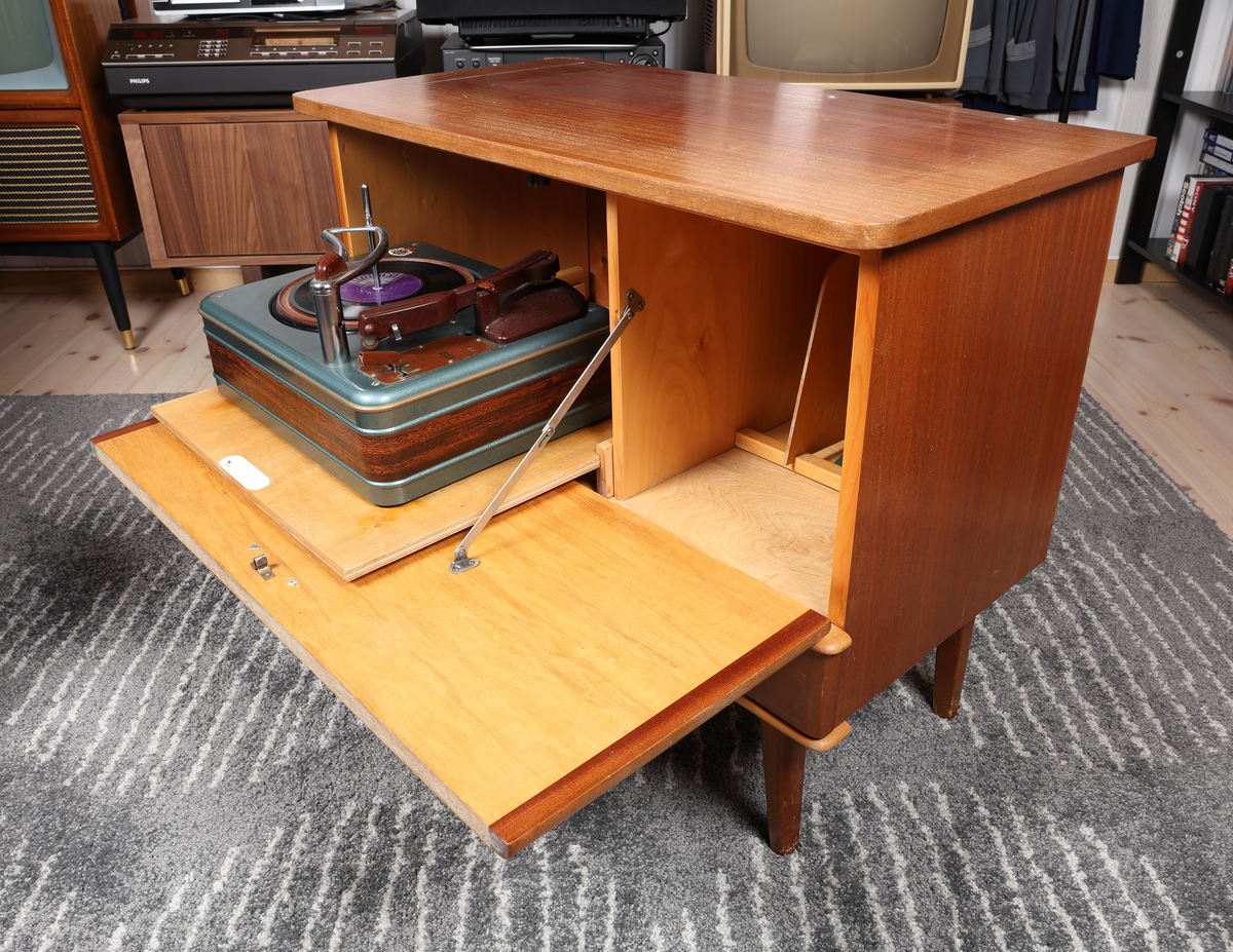 RT Verken RTW77A platespiller i kabinett







