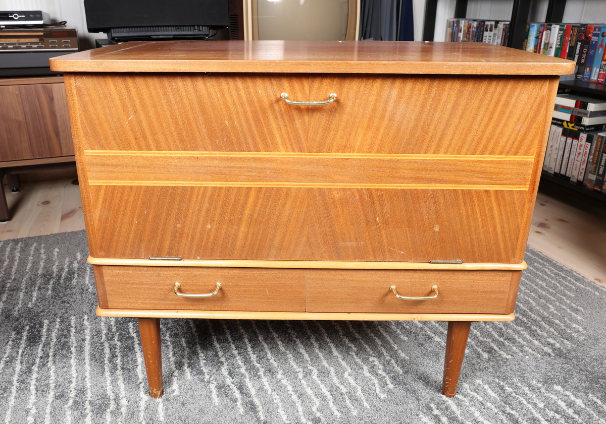 RT Verken RTW77A platespiller i kabinett







