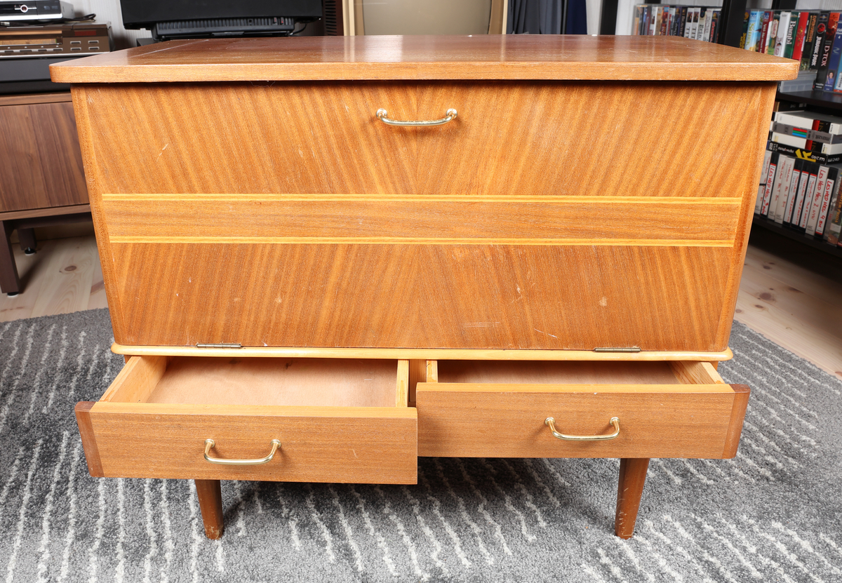 RT Verken RTW77A platespiller i kabinett







