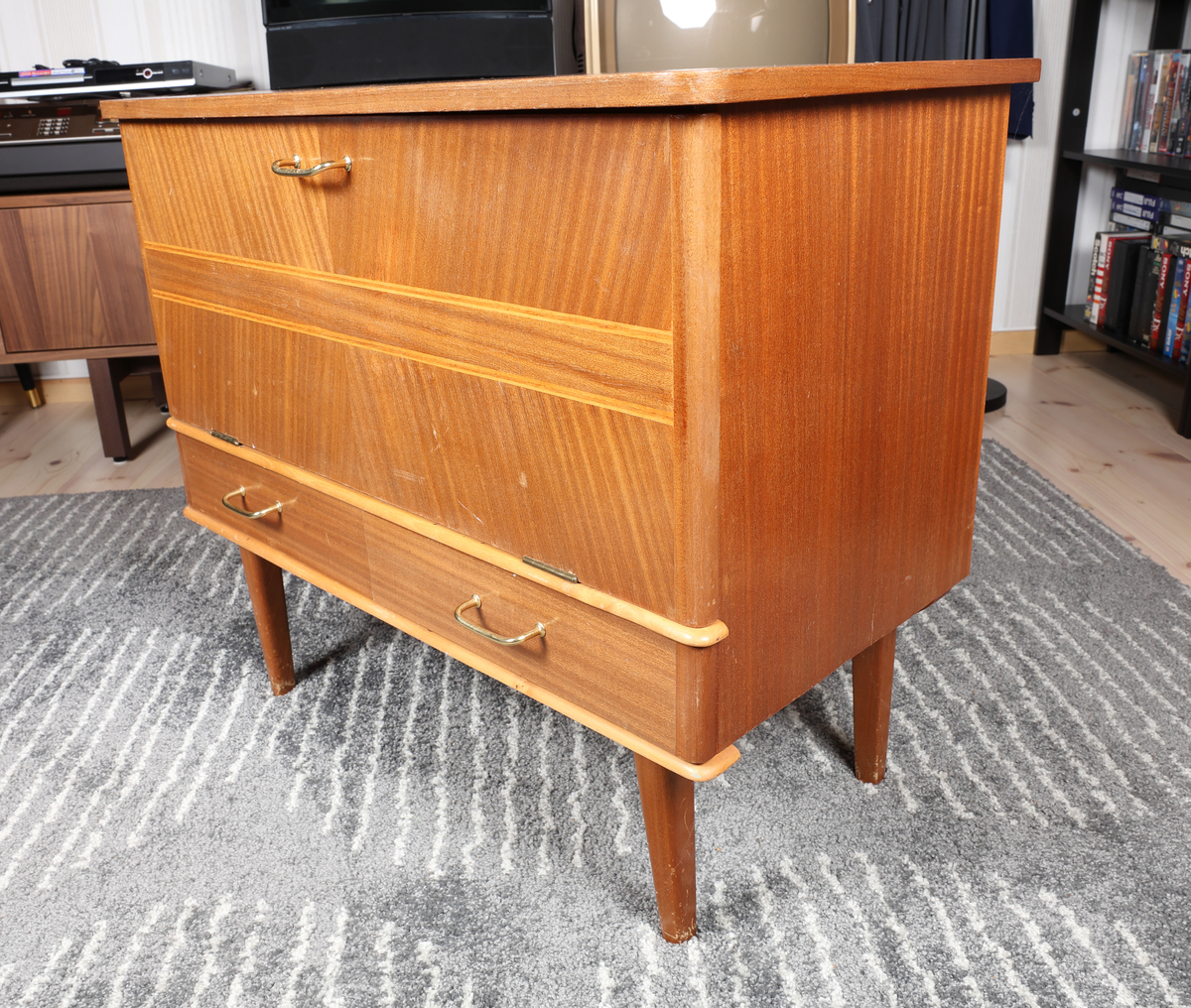 RT Verken RTW77A platespiller i kabinett







