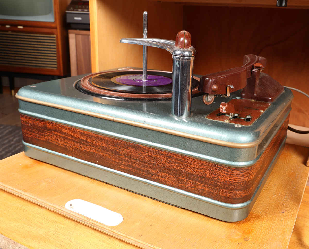 RT Verken RTW77A platespiller i kabinett







