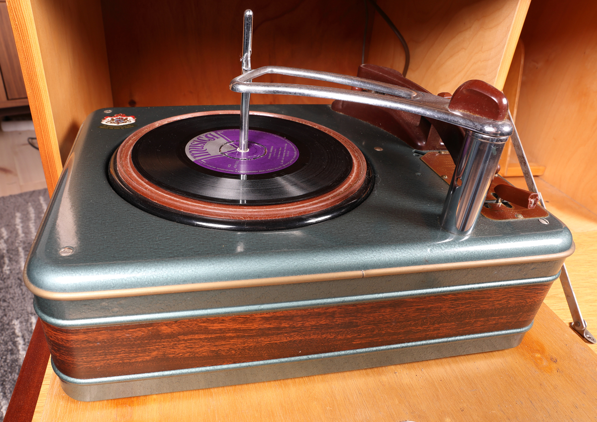 RT Verken RTW77A platespiller i kabinett







