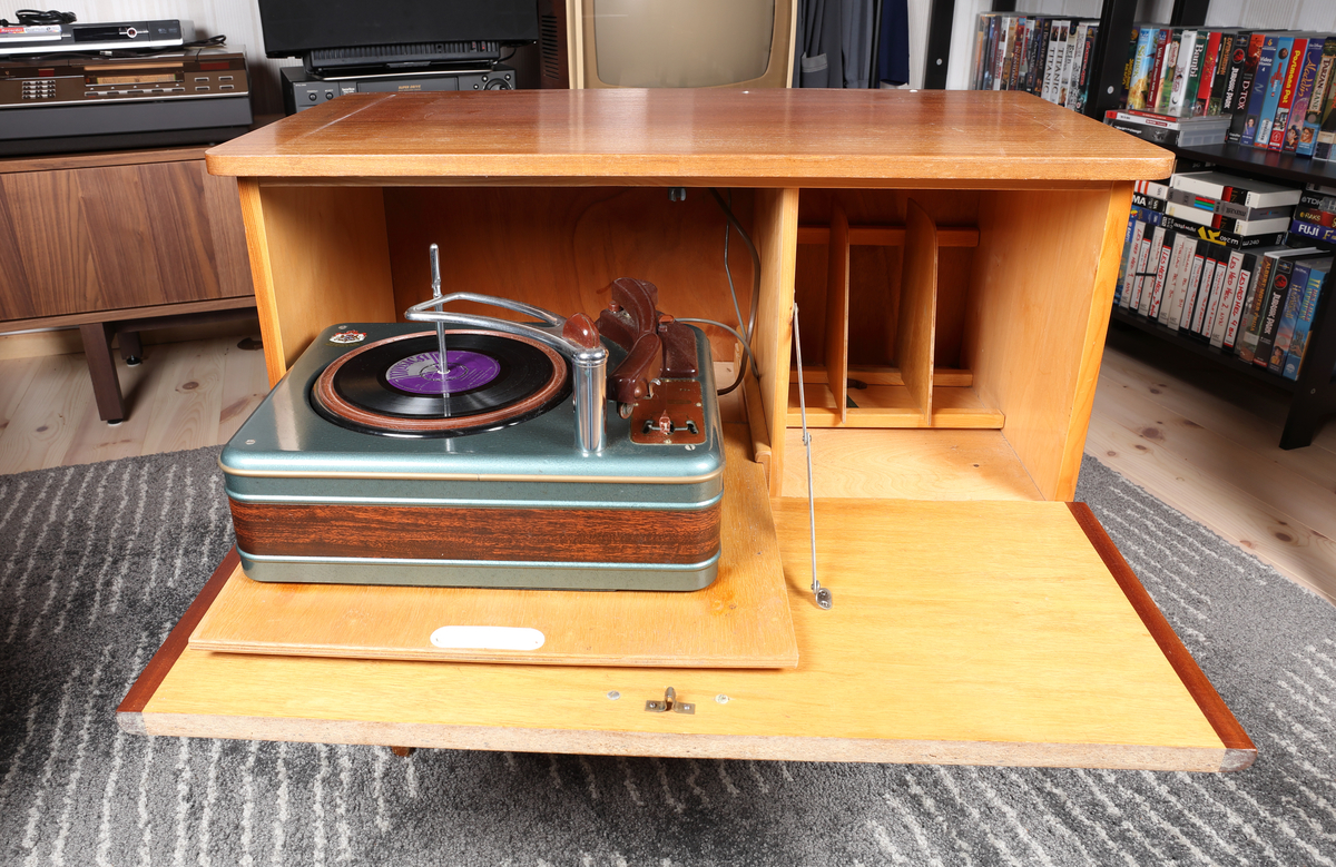 RT Verken RTW77A platespiller i kabinett







