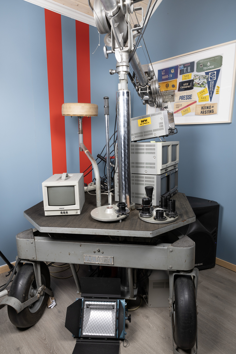 Teleskopisk mikrofonbom med ca.6 meters rekkevidde. Når den slås ut holdes den oppe av en motvekt for å være i balanse. Heises ut og inn alt etter behov. Plassert på bord med hjul og sete for operatør, samt tilhørende monitorer.