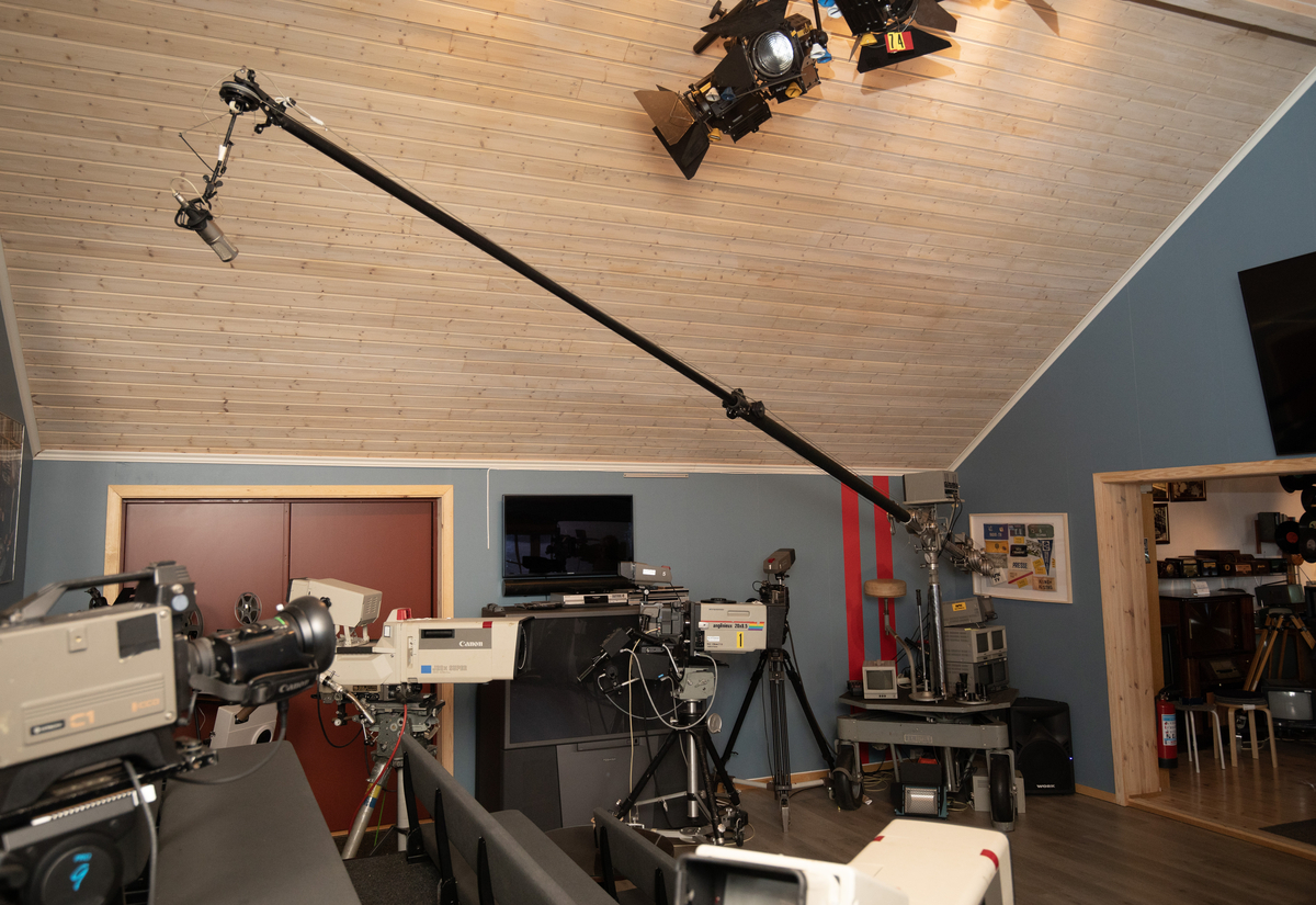 Teleskopisk mikrofonbom med ca.6 meters rekkevidde. Når den slås ut holdes den oppe av en motvekt for å være i balanse. Heises ut og inn alt etter behov. Plassert på bord med hjul og sete for operatør, samt tilhørende monitorer.