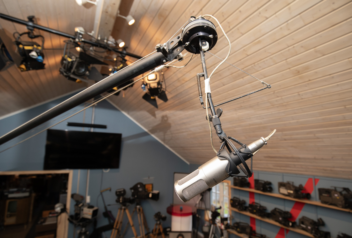 Teleskopisk mikrofonbom med ca.6 meters rekkevidde. Når den slås ut holdes den oppe av en motvekt for å være i balanse. Heises ut og inn alt etter behov. Plassert på bord med hjul og sete for operatør, samt tilhørende monitorer.