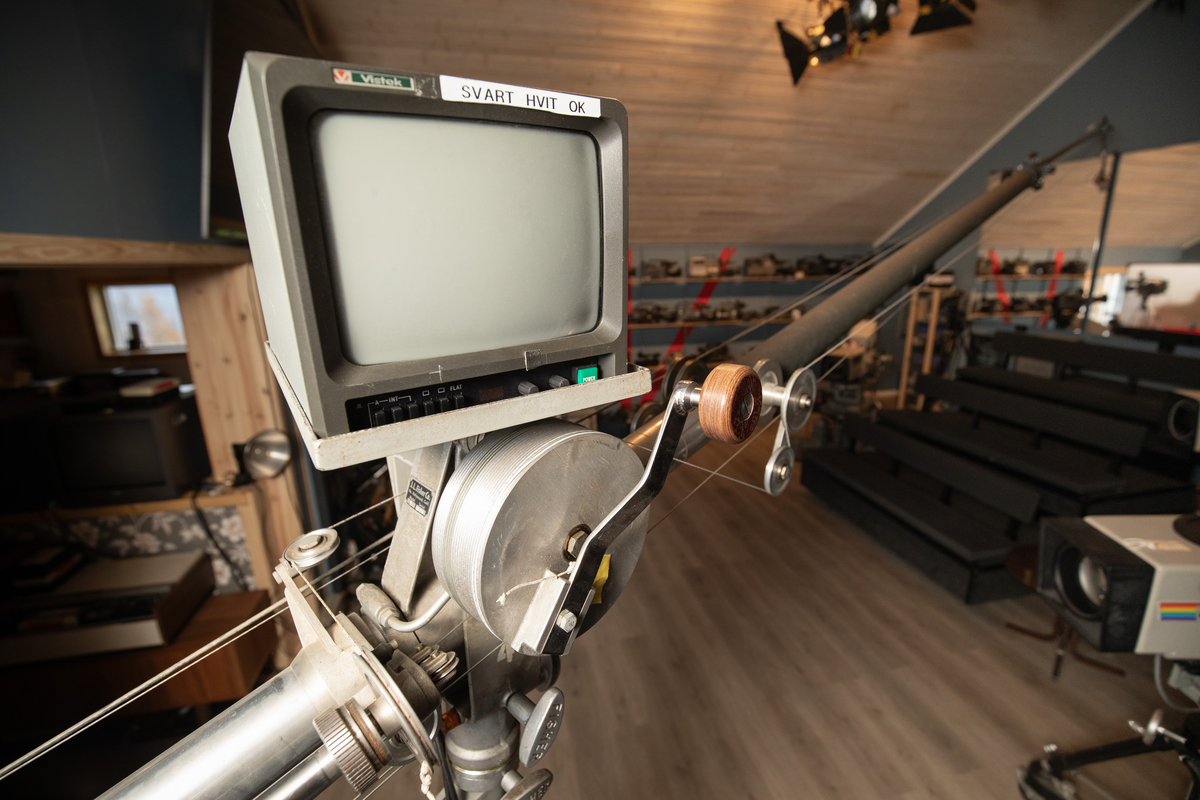 Teleskopisk mikrofonbom med ca.6 meters rekkevidde. Når den slås ut holdes den oppe av en motvekt for å være i balanse. Heises ut og inn alt etter behov. Plassert på bord med hjul og sete for operatør, samt tilhørende monitorer.