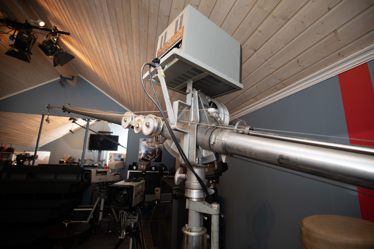 Teleskopisk mikrofonbom med ca.6 meters rekkevidde. Når den slås ut holdes den oppe av en motvekt for å være i balanse. Heises ut og inn alt etter behov. Plassert på bord med hjul og sete for operatør, samt tilhørende monitorer.