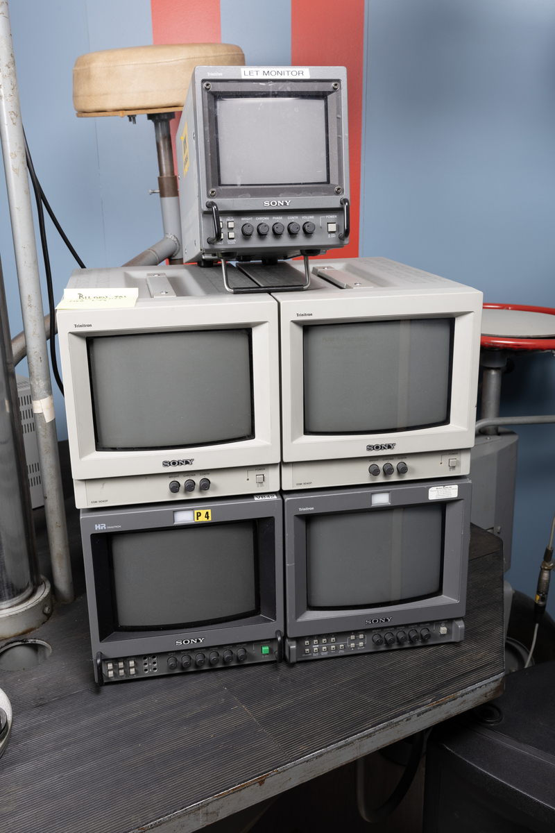 Teleskopisk mikrofonbom med ca.6 meters rekkevidde. Når den slås ut holdes den oppe av en motvekt for å være i balanse. Heises ut og inn alt etter behov. Plassert på bord med hjul og sete for operatør, samt tilhørende monitorer.