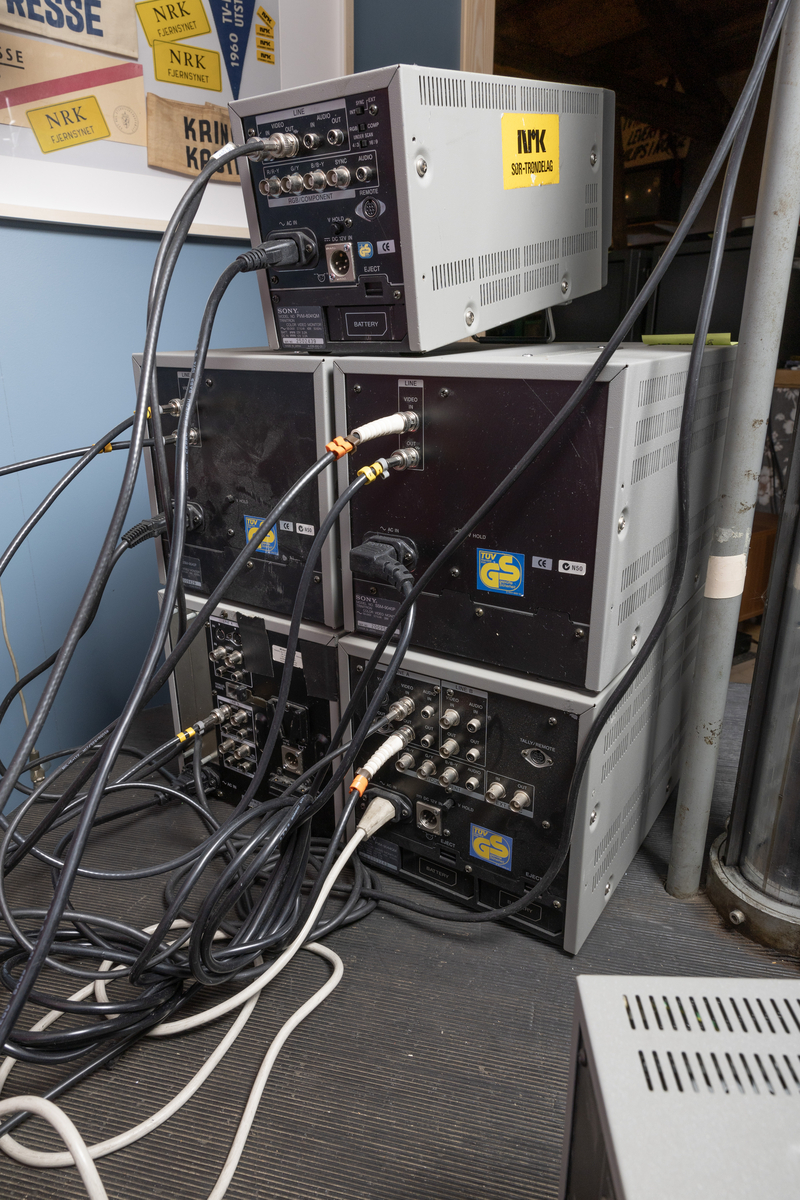 Teleskopisk mikrofonbom med ca.6 meters rekkevidde. Når den slås ut holdes den oppe av en motvekt for å være i balanse. Heises ut og inn alt etter behov. Plassert på bord med hjul og sete for operatør, samt tilhørende monitorer.