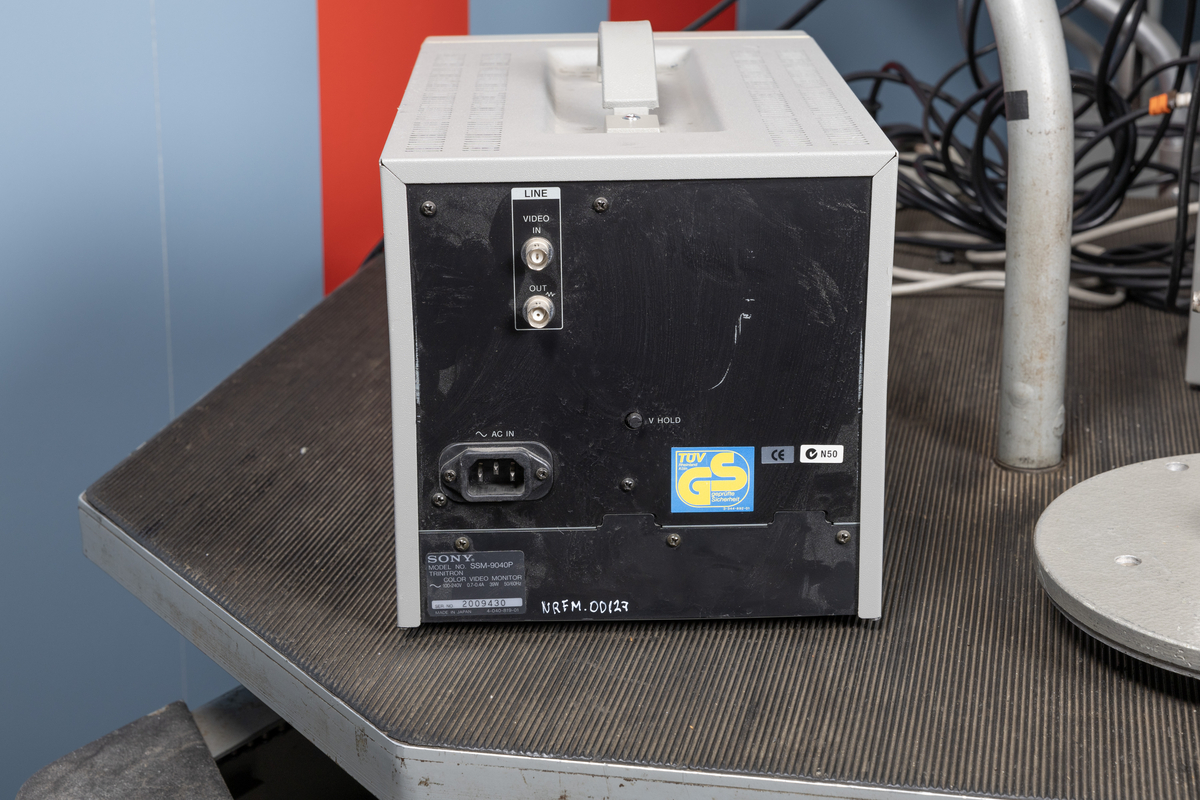 Teleskopisk mikrofonbom med ca.6 meters rekkevidde. Når den slås ut holdes den oppe av en motvekt for å være i balanse. Heises ut og inn alt etter behov. Plassert på bord med hjul og sete for operatør, samt tilhørende monitorer.