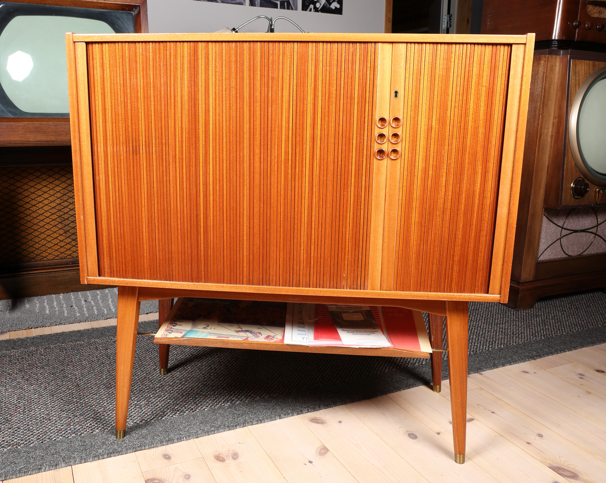 Radionette Grand Galla Supermatic fjernsynsapparat gulvmodell med sjalusidør

Pris kr. 2670,-
Produktavgift kr. 305,70


