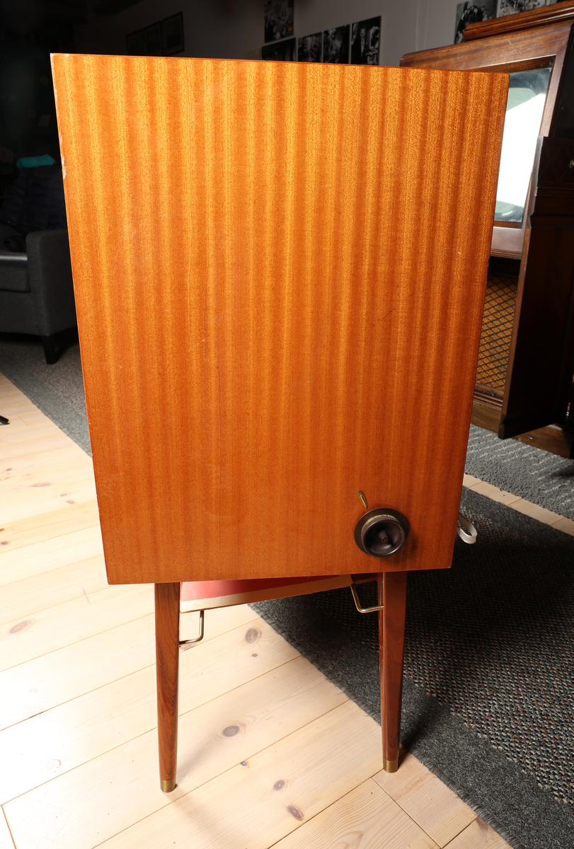 Radionette Grand Galla Supermatic fjernsynsapparat gulvmodell med sjalusidør

Pris kr. 2670,-
Produktavgift kr. 305,70


