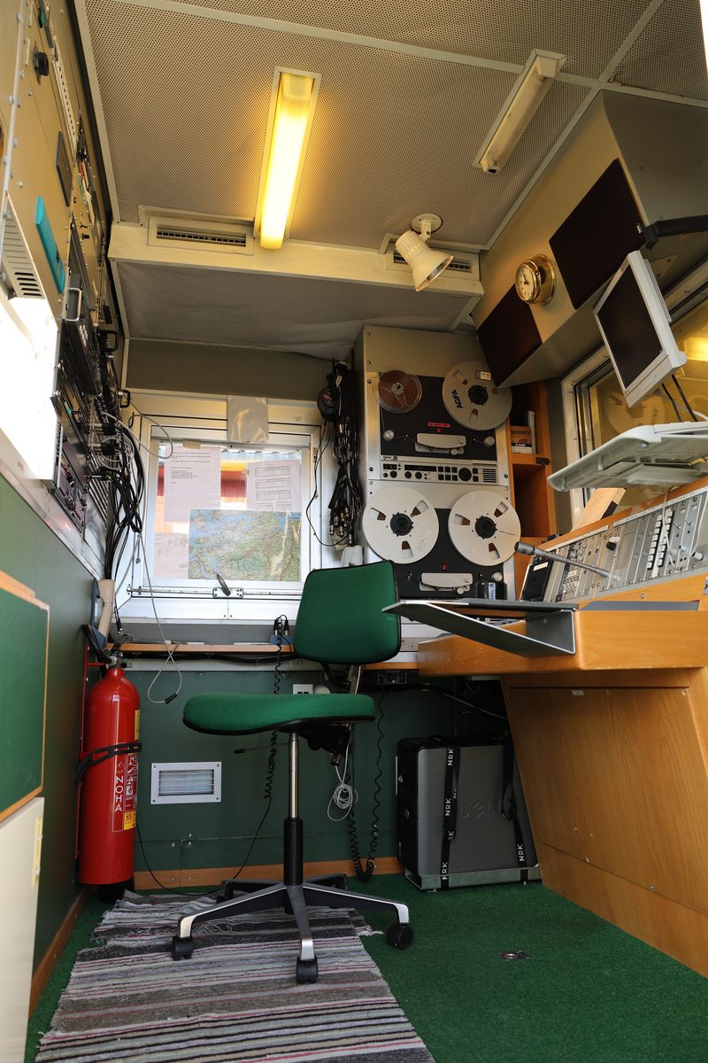 Bussen består av et kontrollrom (NRFM.00004.001), et nyhetsstudio (NRFM.00004.002) og et rom med fjernskrivere (NRFM.00004.003) i tillegg til et rom på taket med antenner og sendeutstyr(NRFM.00004.004) og førerhus(NRFM.00004.005)