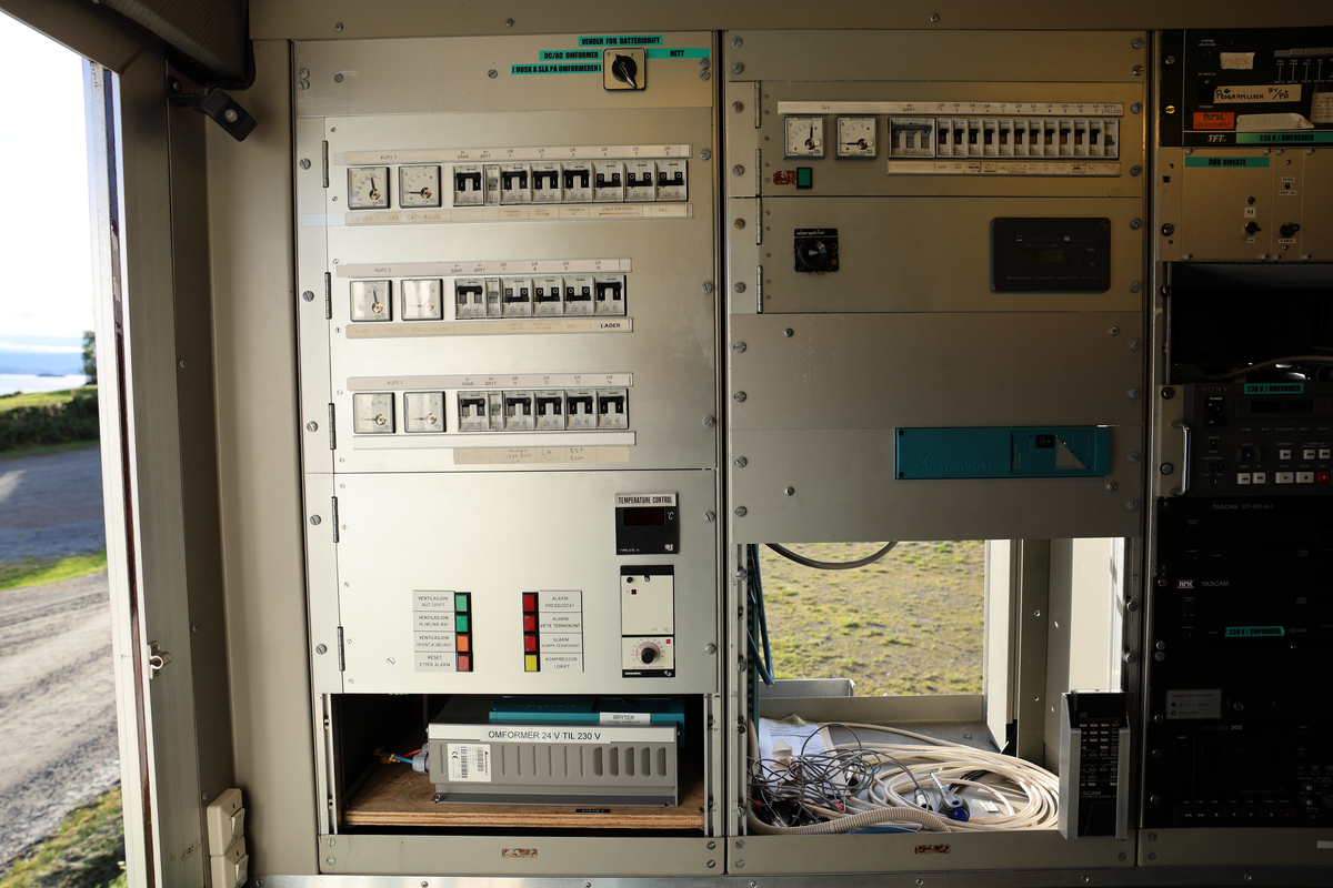 Bussen består av et kontrollrom (NRFM.00004.001), et nyhetsstudio (NRFM.00004.002) og et rom med fjernskrivere (NRFM.00004.003) i tillegg til et rom på taket med antenner og sendeutstyr(NRFM.00004.004) og førerhus(NRFM.00004.005)