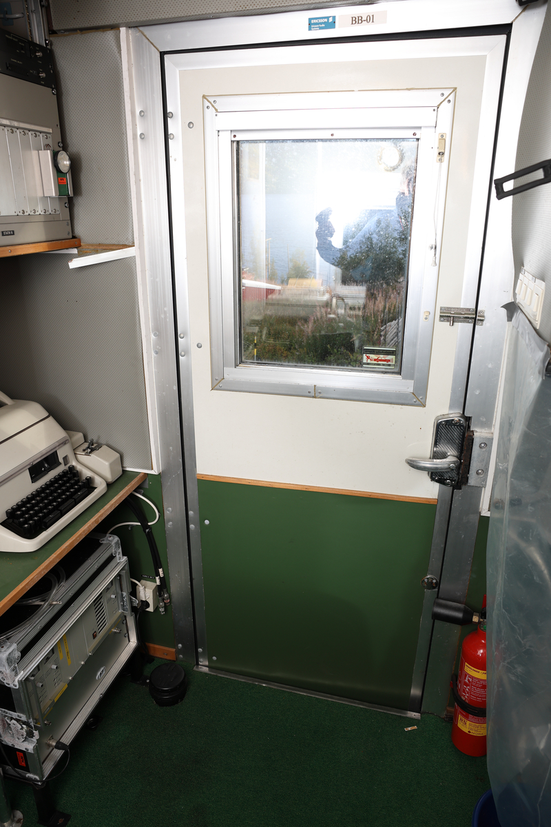 Bussen består av et kontrollrom (NRFM.00004.001), et nyhetsstudio (NRFM.00004.002) og et rom med fjernskrivere (NRFM.00004.003) i tillegg til et rom på taket med antenner og sendeutstyr(NRFM.00004.004) og førerhus(NRFM.00004.005)