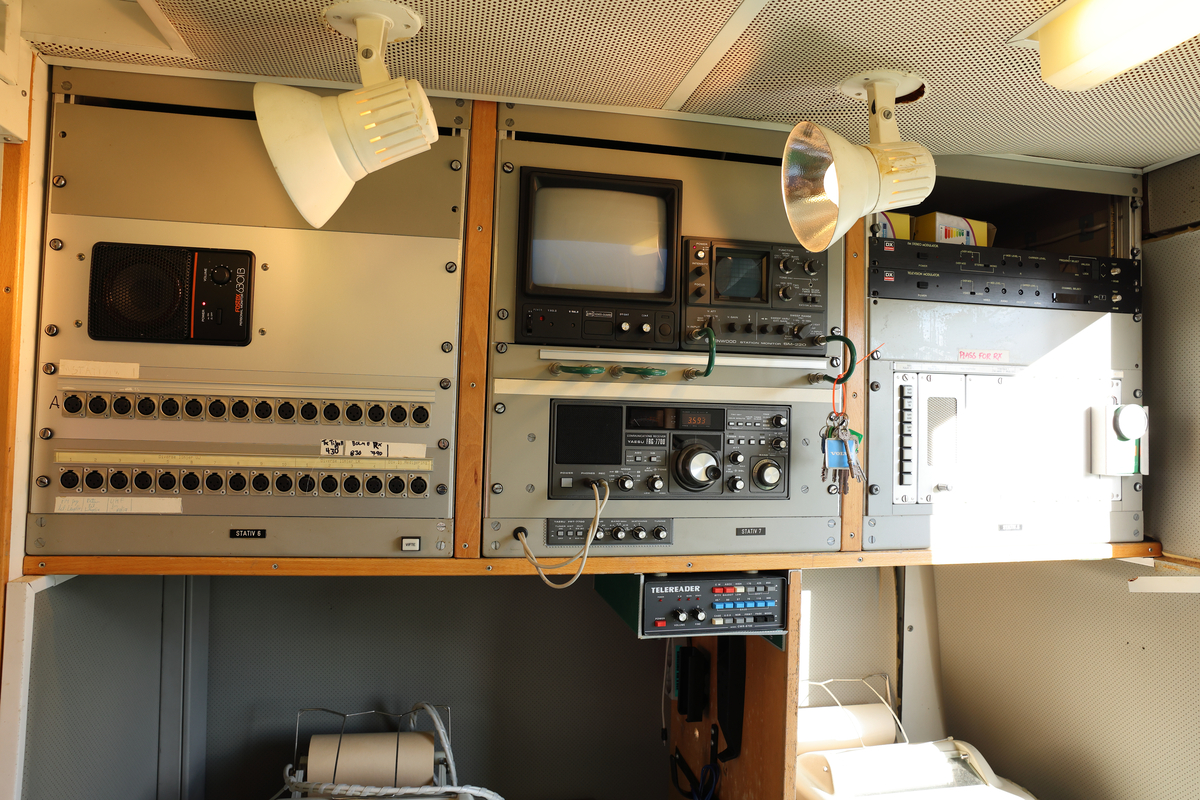 Bussen består av et kontrollrom (NRFM.00004.001), et nyhetsstudio (NRFM.00004.002) og et rom med fjernskrivere (NRFM.00004.003) i tillegg til et rom på taket med antenner og sendeutstyr(NRFM.00004.004) og førerhus(NRFM.00004.005)