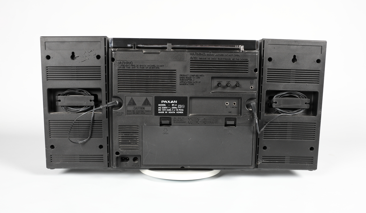 Paxan RT-4 Dynamic Sound System Sort/hvit TV, AM/FM Radio, dobbel kassettspiller og avtagbar kassettspiller, 2 høyttalere




