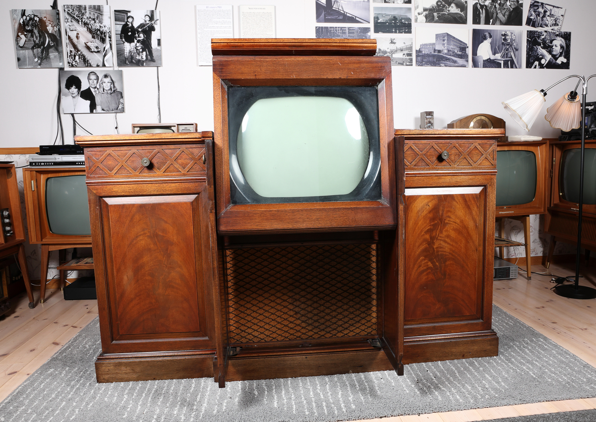 Westminster Teleset RA-101A1 Kabinett med TV, radio og platespiller


