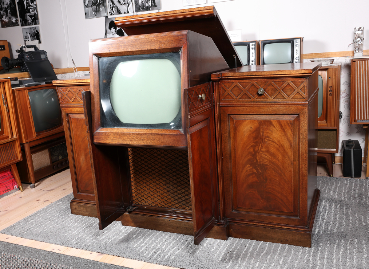Westminster Teleset RA-101A1 Kabinett med TV, radio og platespiller


