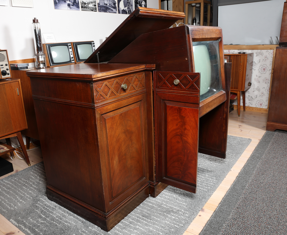 Westminster Teleset RA-101A1 Kabinett med TV, radio og platespiller


