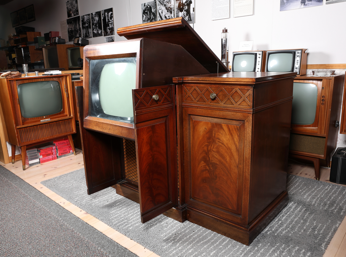 Westminster Teleset RA-101A1 Kabinett med TV, radio og platespiller


