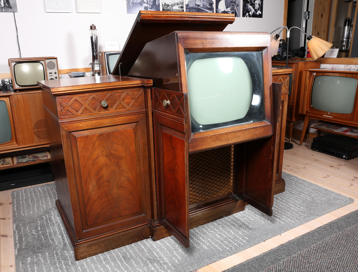 Westminster Teleset RA-101A1 Kabinett med TV, radio og platespiller


