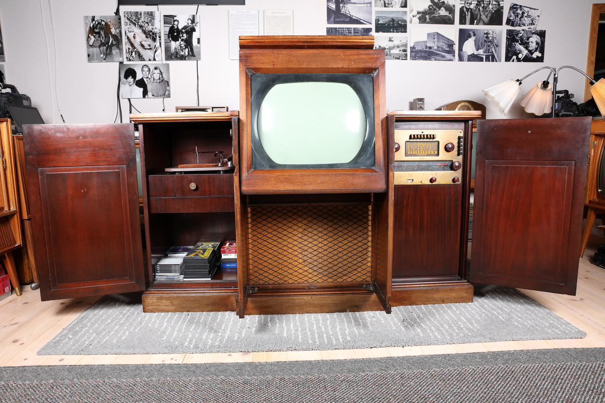 Westminster Teleset RA-101A1 Kabinett med TV, radio og platespiller


