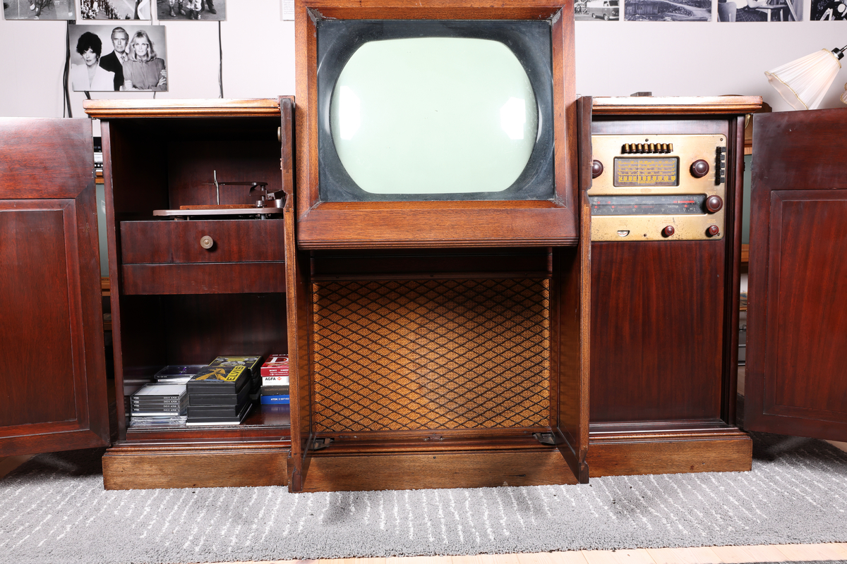 Westminster Teleset RA-101A1 Kabinett med TV, radio og platespiller


