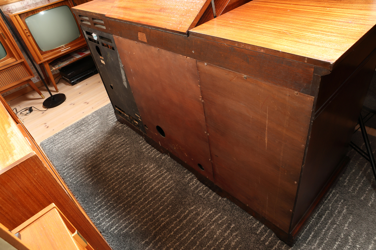 Westminster Teleset RA-101A1 Kabinett med TV, radio og platespiller


