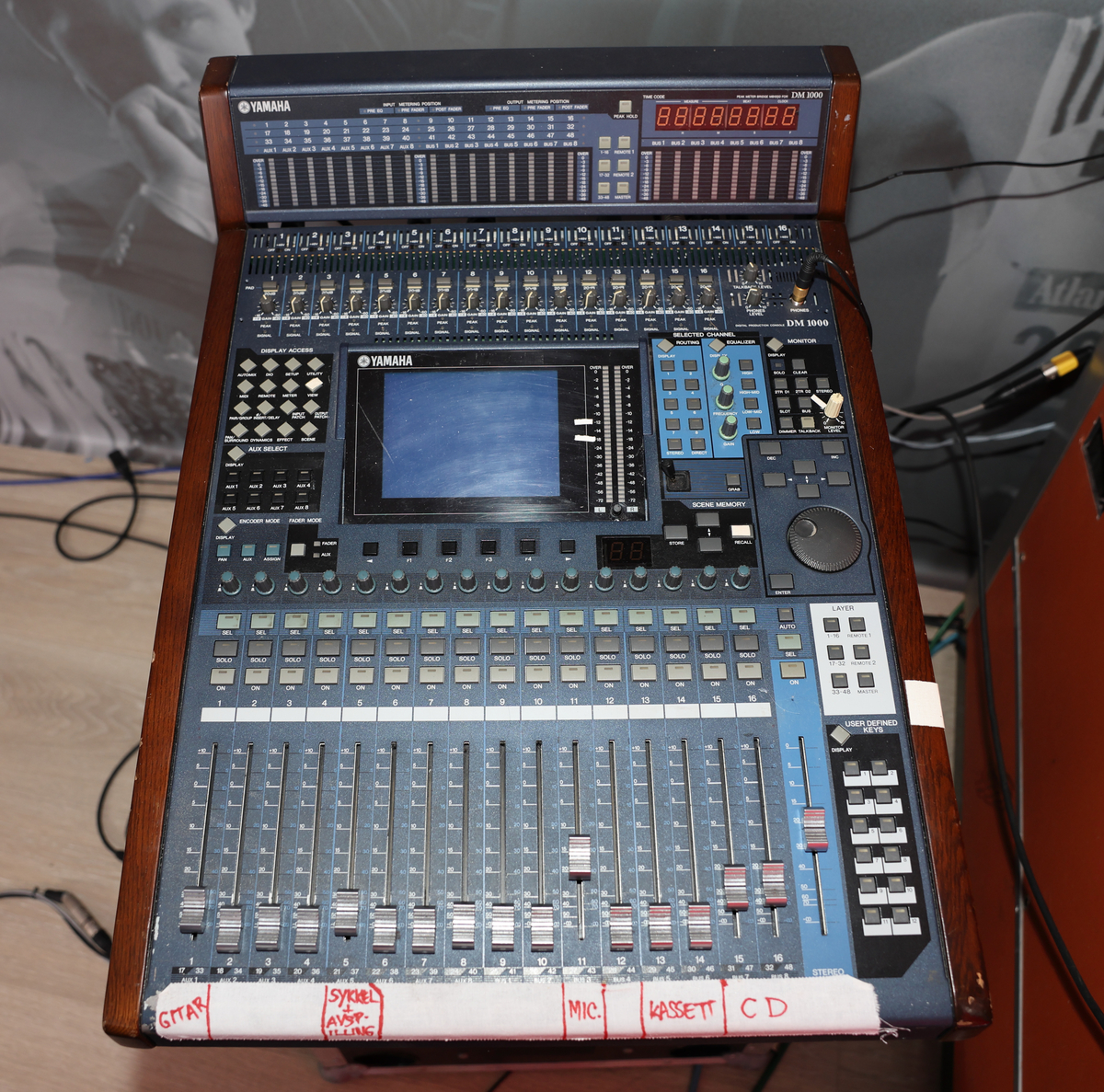 Studio med miksebord og monitorer og separat rack med lydmikser.