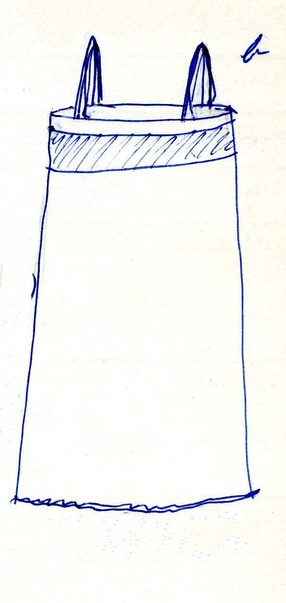 Løs underkjole av bringebærrød chiffon. Rett fasong. Et bredt bronsebånd rundt brystet. To doble skulderstropper (krysset over skulderen) av bronsebånd. Blybånd i nedre kant for å holde kanten nede.