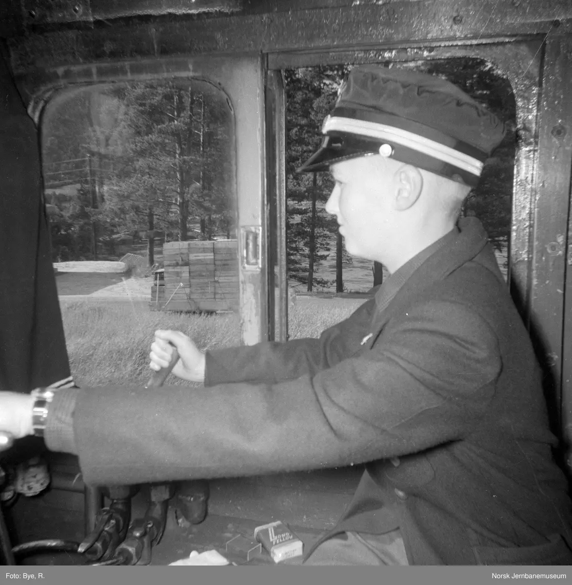 Carl Frederik Thorsager på førerplassen på Setesdalsbanens damplokomotiv type XXI nr. 2 i et av minnetogene kort tid før banens nedleggelse