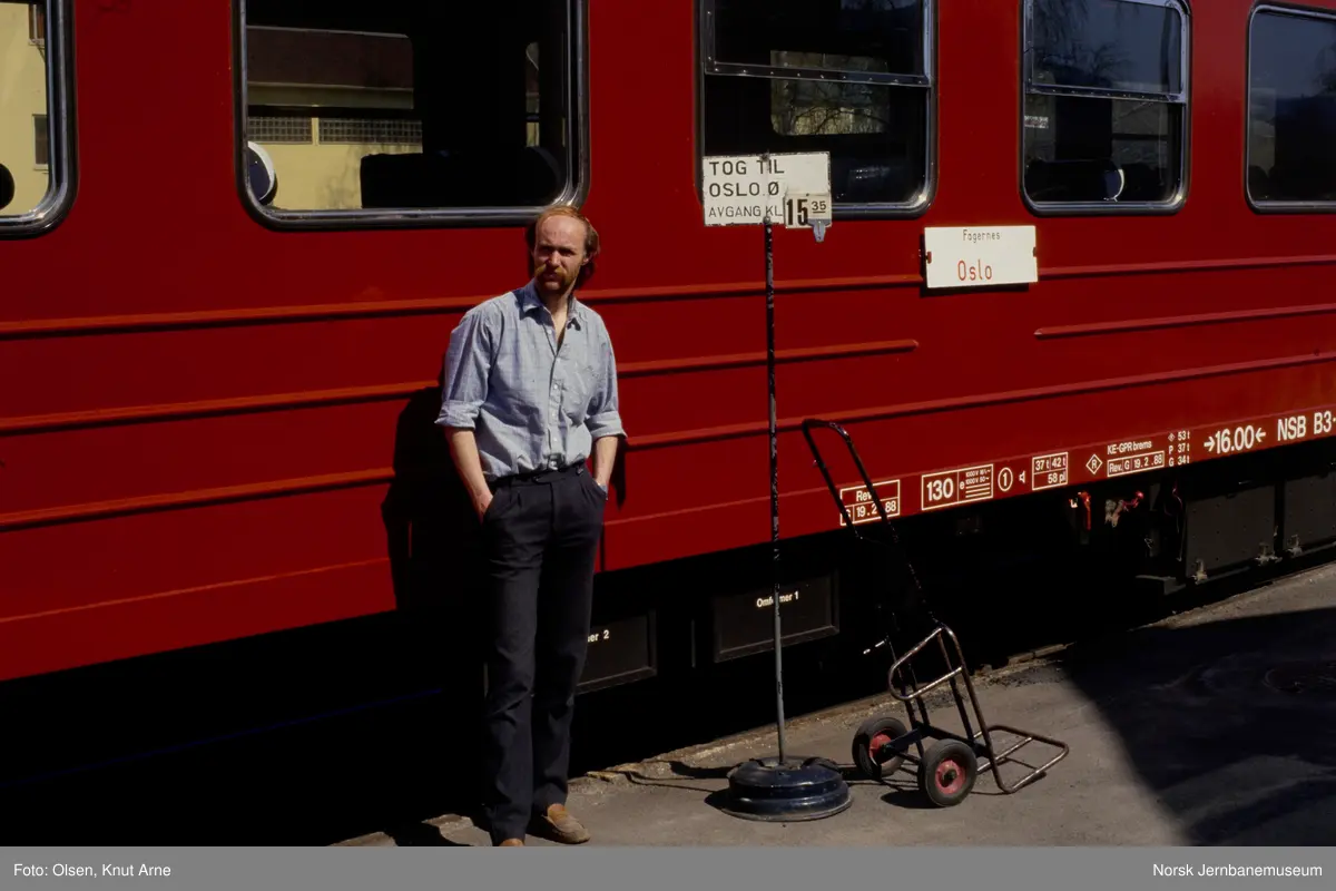 Knut Arne Olsen foran personvogn litra B3 i persontog til Oslo S, tog 282, på Fagernes stasjon