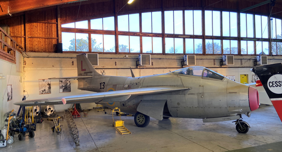Jaktflygplan J 29A
Saab 29 Tunnan. 

Flygmotor SFA RM 2. 
Flygplanet har en fullt komplett instrumentuppsättning.
Märkning: På nosen en röd ring, rött är färgen för första divisionen på F 13; på bakkroppen kronmärke och flottiljsiffra 13: på fenan ett rött L.