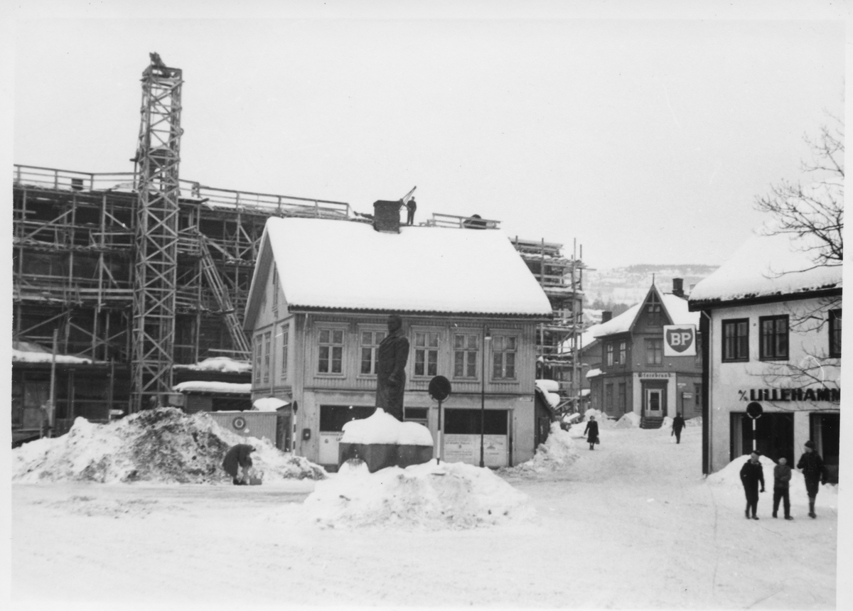 Bygging av Hotel Kronen i Storgata 89, Lillehammer, med Storgata 85 i forgrunnen