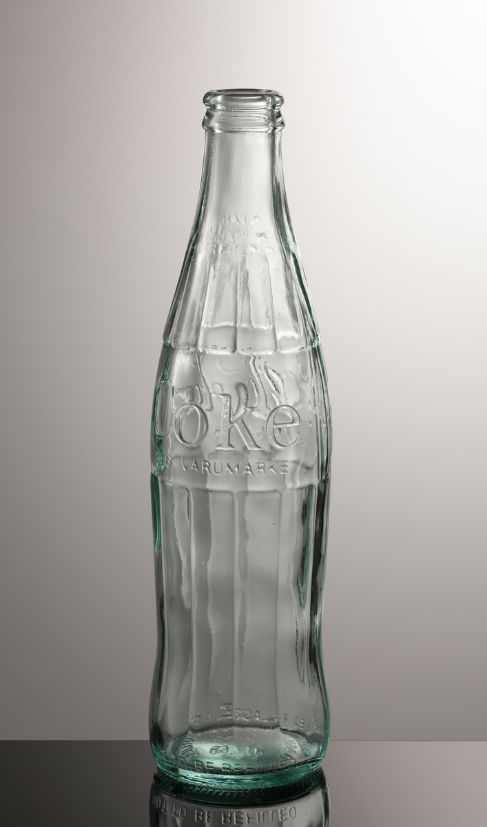 Coca-Cola flaska från Hammars glasbruk.
Maskinblåst i form. Följande text finns på flaskan: "Coke reg. varumärke". I relief: Ingen pant, ingen retur samt "Coca-Cola Reg. Varumärke". "Får ej fyllas på nytt. Not to be refilled".
Ljusturkost klarglas.

Inskrivet i huvudkatalogen 1968.
