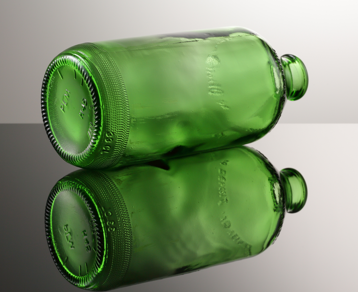 Flaska från Hammars glasbruk.
Maskintillverkad. 
Modell: PLM Hammars Glasbruk 330 ml. Stubber AB Plåtmanufaktur.
Grönfärgat klarglas.

Inskrivet i huvudkatalogen 1977.