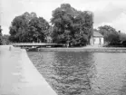 Inloppet till Göta kanal vid hamnen i Motala. Bron förbinder hamnområdet med Kvarnön. Odaterad bild från 1900-talets början.