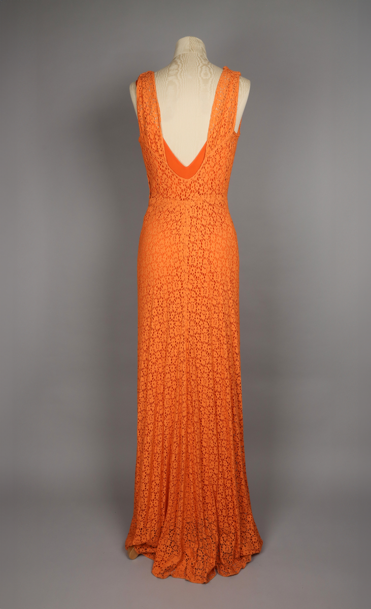 Klänning för dam, vår 1936. Aftonklänning med jacka, orange-färgad bomullsspets. Tillhörande skärp. Stomme av crepe de chine. Hellång. Storlek 38